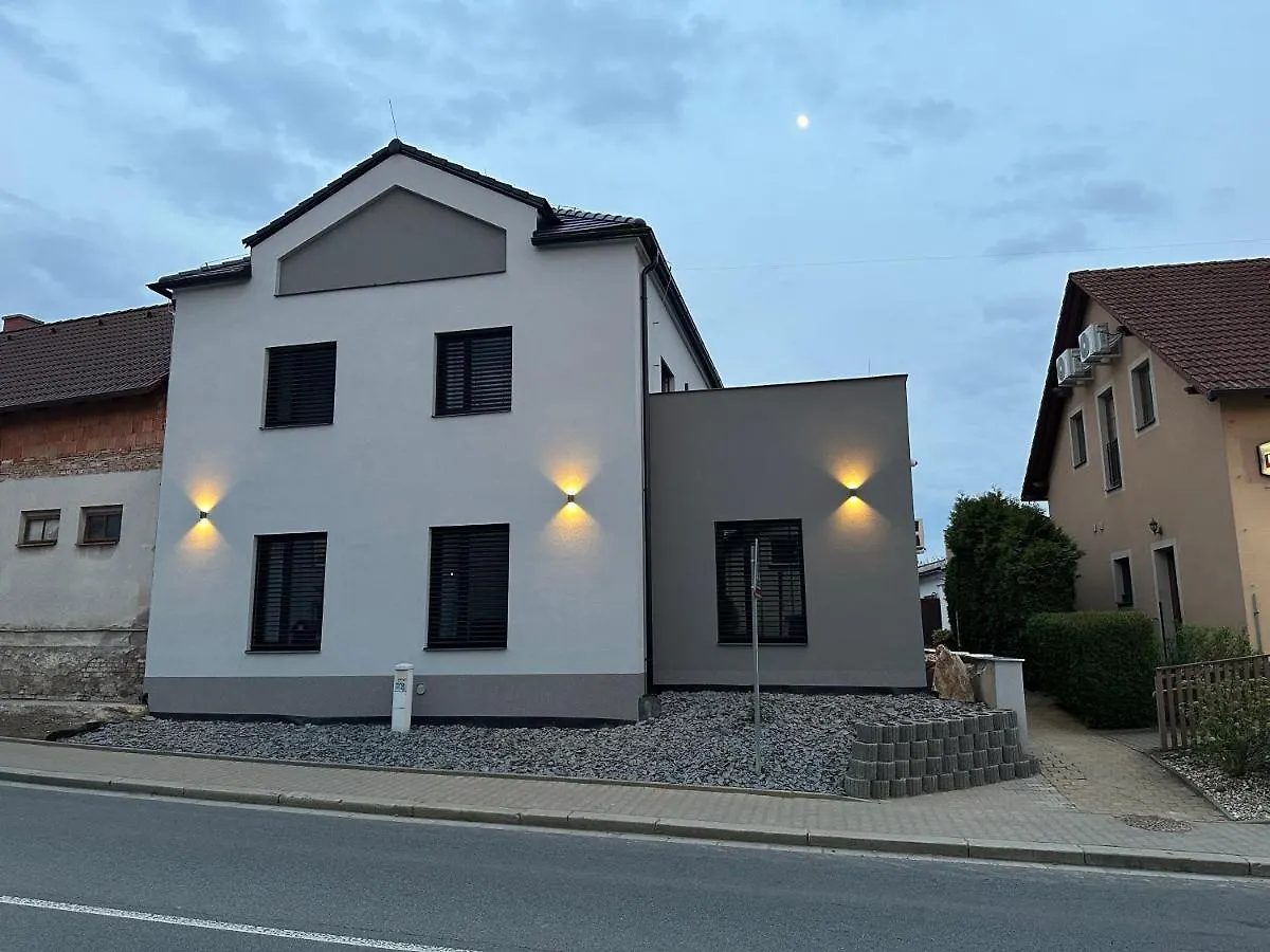 Restaurace - Penzion Bavorsky Dvur Sezemice 3*,