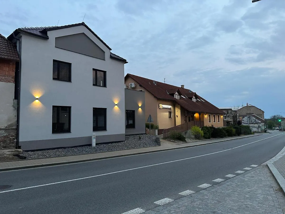 Restaurace - Penzion Bavorsky Dvur Sezemice Gasthof