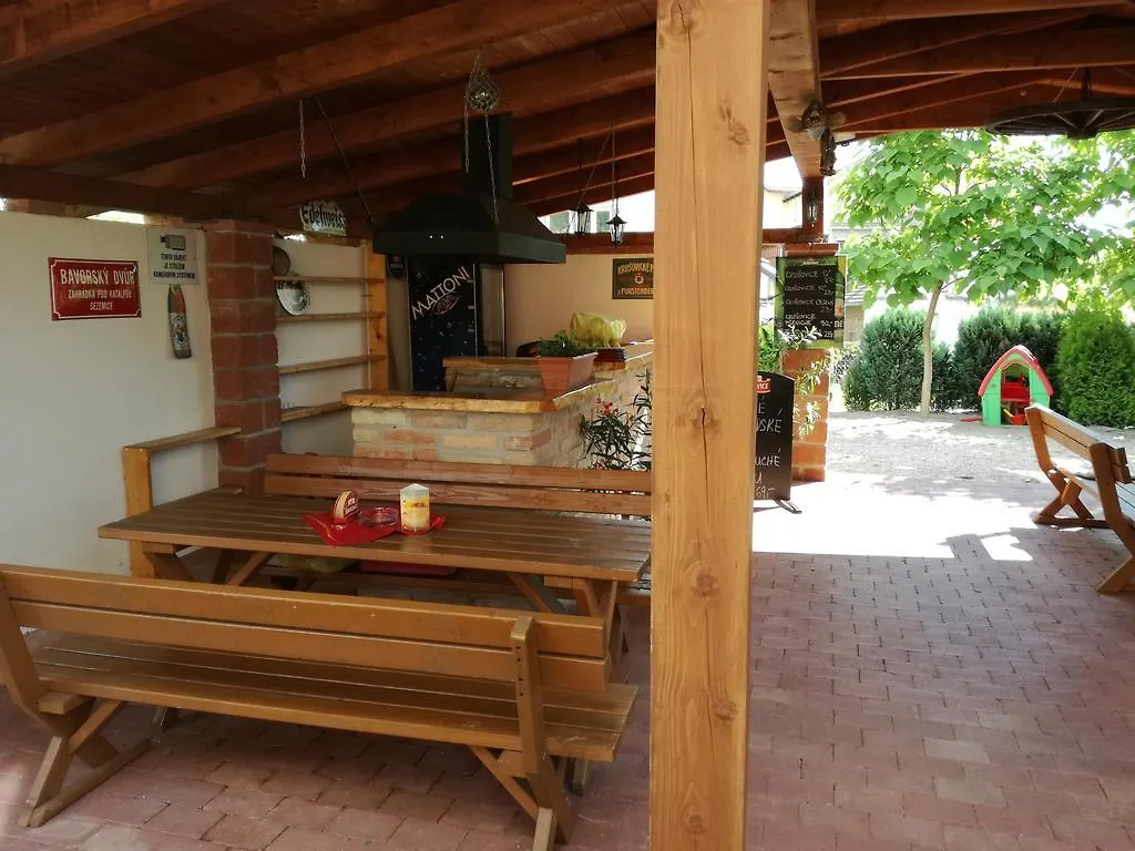 Restaurace - Penzion Bavorsky Dvur Sezemice 3*,